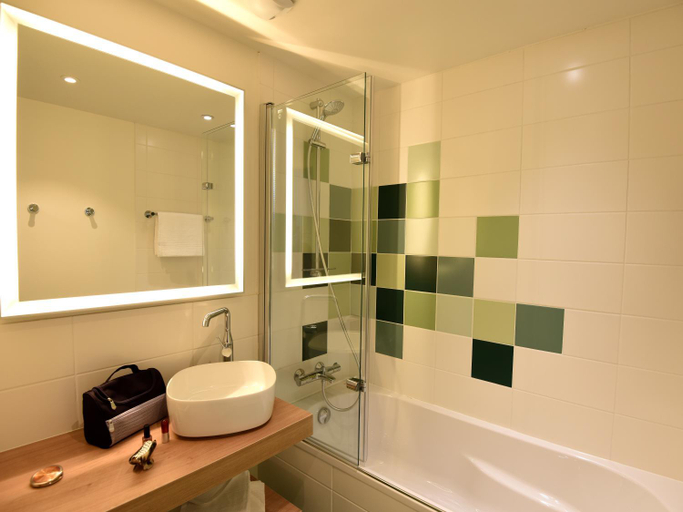 Bathroom 3, Ibis Styles Arcachon Gujan Mestras, Gironde