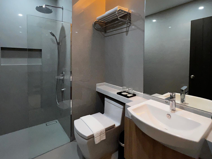 Bathroom 5, The Litton Hotel by Carterson, Naga City