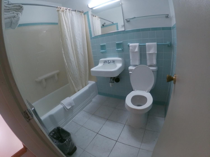 Bathroom 5, Budget Inn Clearfield, Clearfield