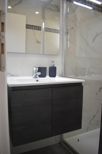 Bathroom 4, Tsonas Apartments, Ionian Islands
