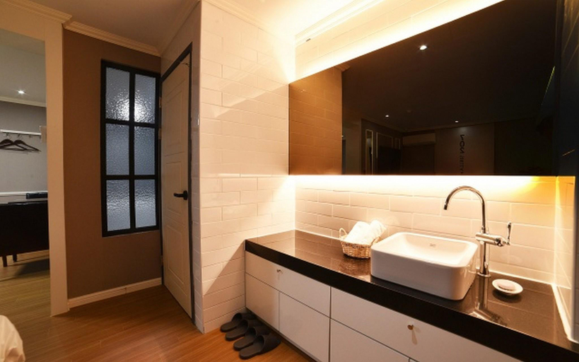 Bathroom, Yeosu Shilla e-stay, Yeosu