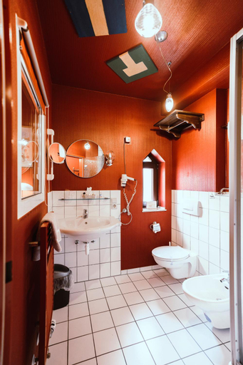 Bathroom 16