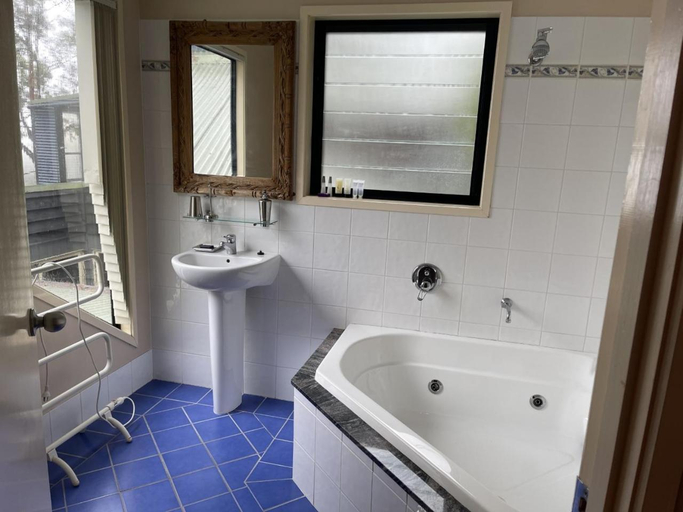 Bathroom 2, Tambaridge Bed & Breakfast, Tamborine Mountain