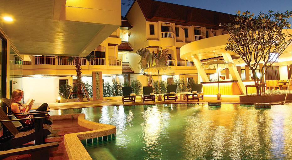 Exterior & Views 21