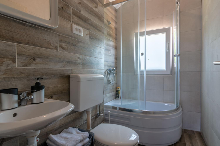 Bathroom 4, Hakuna Matata Apartments