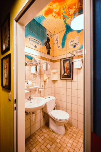 Bathroom 14