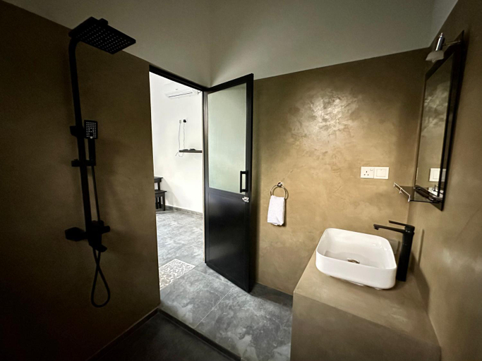 Bathroom 3, Zero Nero, Habaraduwa