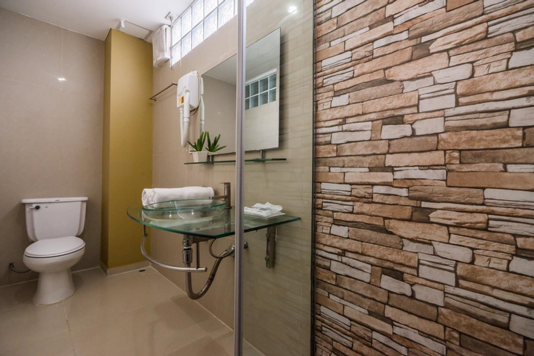Bathroom 23