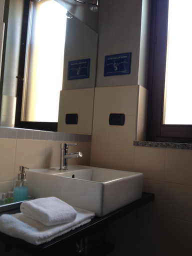 Bathroom 2, Casa Bona, Cuneo