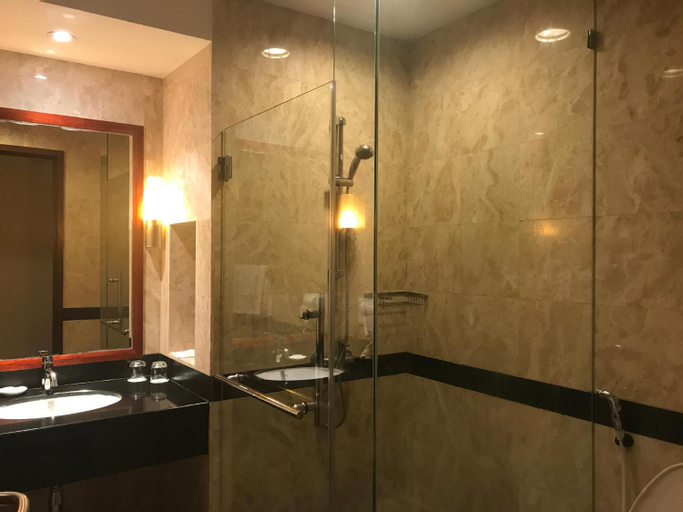 Bathroom 14