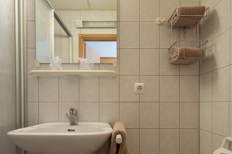 Bedroom 4, Hotel-Restaurant Schwyzerhusli, Bergstraße