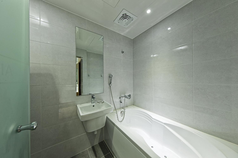 Bathroom 4, Notte La Mia, Dong