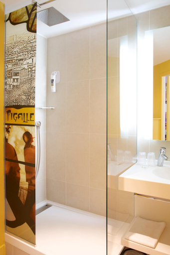 Bathroom 3, Mercure Paris Pigalle Sacre Coeur, Paris