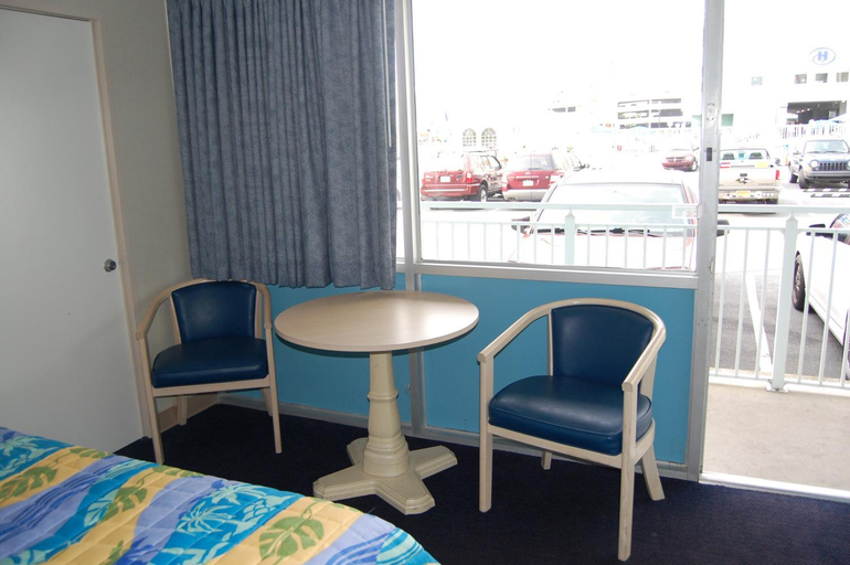 Bedroom 2, Thunderbird Beach Motel, Worcester