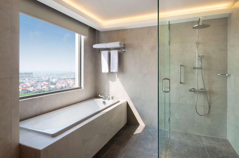 Bathroom 5, Hilton Garden Inn Jakarta Taman Palem, West Jakarta