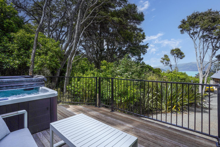 Sport & Beauty, Bushside Cottage - Akaroa Holiday Home, Christchurch