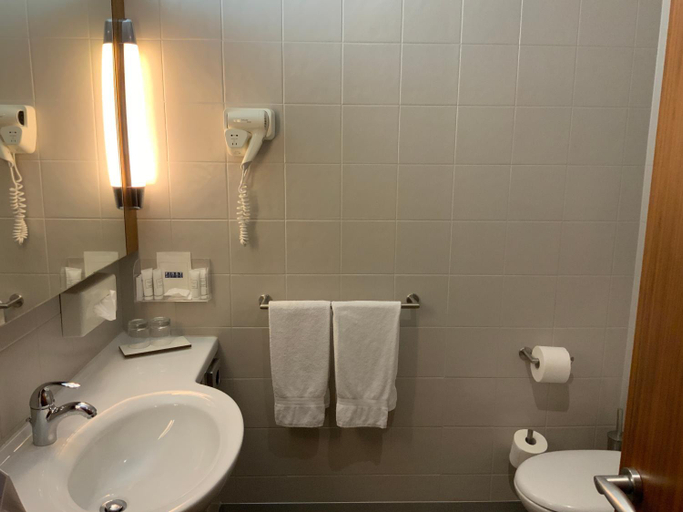 Bathroom 4, First Hotel Malpensa, Varese