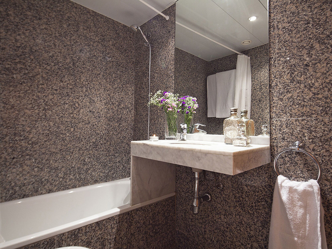 Bathroom 2, My Space Barcelona Park Putxet Rentals, Barcelona