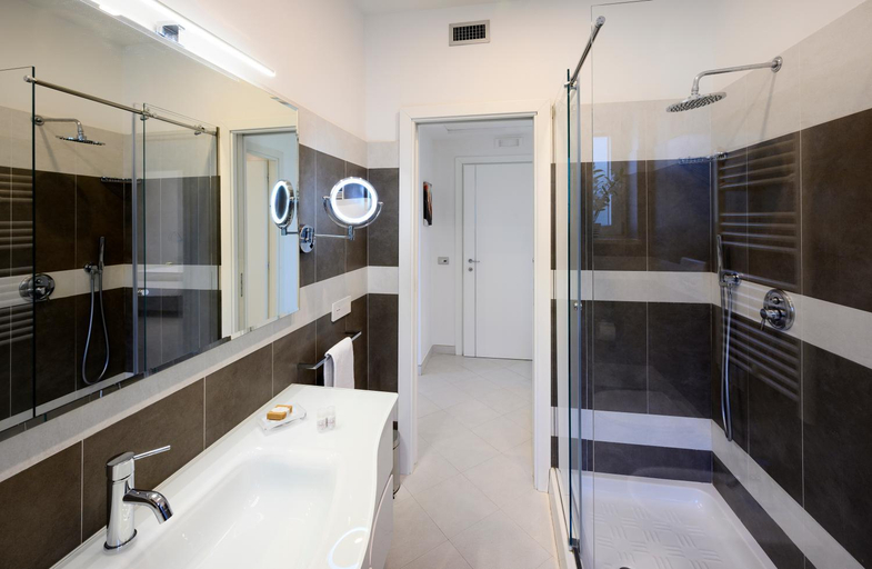 Bathroom 1, Angiolina Apartments, Napoli