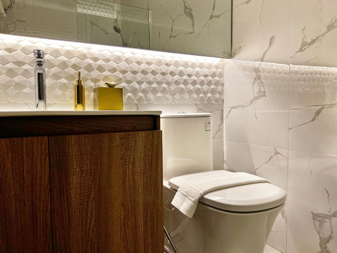Bathroom 2, The Litton Hotel by Carterson, Naga City