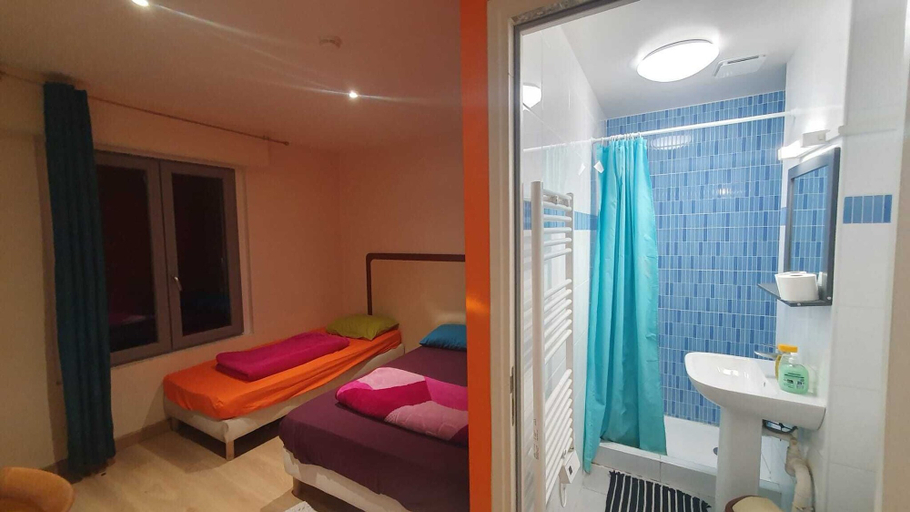 Bathroom 5, Hotel Le Privilege, Seine-Saint-Denis