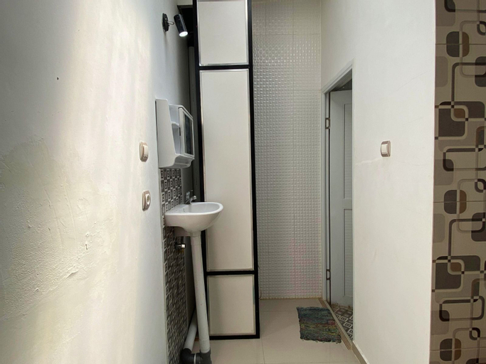 Bathroom 13