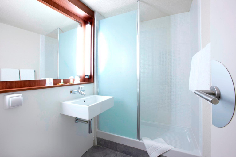 Bathroom 3, Campanile Hotel Wroclaw Centrum, Środa Śląska