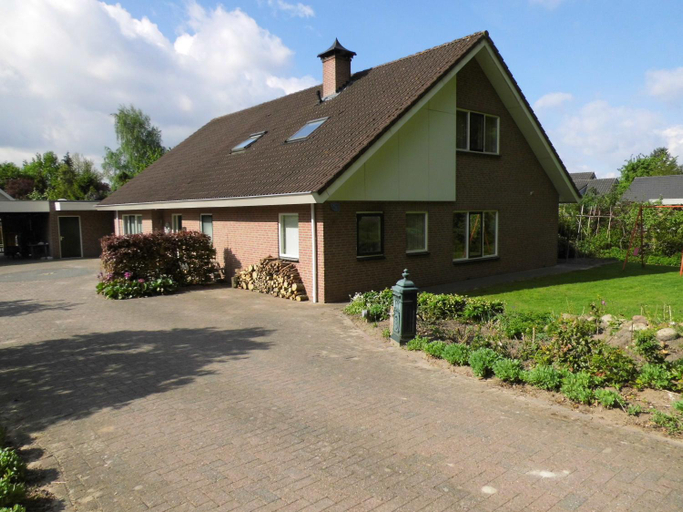 Others 4, B&B Mendelts, Emmen