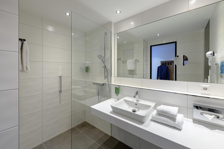 Bathroom 5, ibis Styles Coburg, Coburg