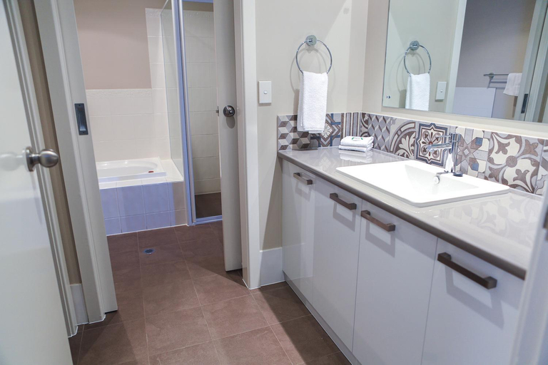 Bathroom 5, Marina Hotel and Apartments, Port Lincoln