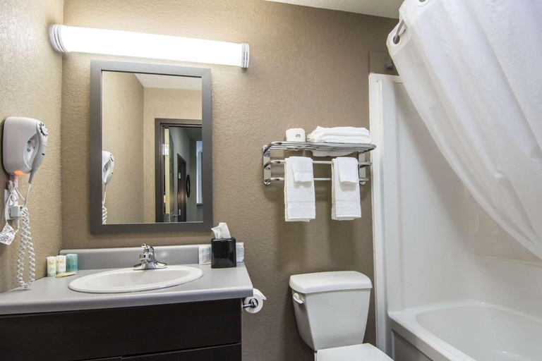 Bathroom 4, Quality Inn & Suites Thompson, Division No. 22