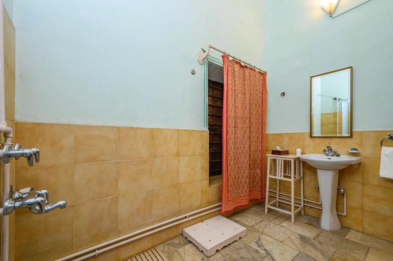 Bathroom 3, Neemrana's - Piramal Haveli, Jhunjhunun
