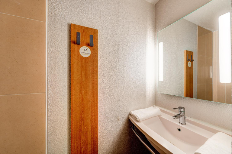 Bathroom, B&B HOTEL Saint-Witz, Val-d'Oise