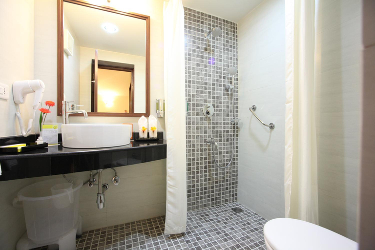 Bathroom 5, Sterling Ooty Fern Hill, The Nilgiris