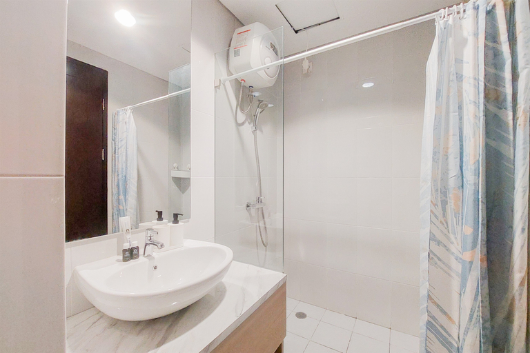 Bathroom 2, Good Deal Studio at Casa de Parco Apartment By Travelio, Tangerang