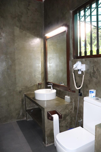 Bathroom 3, Goyambokka Guest House, Tangalle