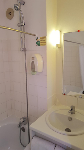 Bathroom 3, Fasthotel Tarbes Semeac - Un hotel FH Confort, Hautes-Pyrénées