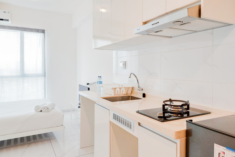 Others 2, Strategic and Nice Studio at Sky House Alam Sutera Apartment By Travelio, Tangerang