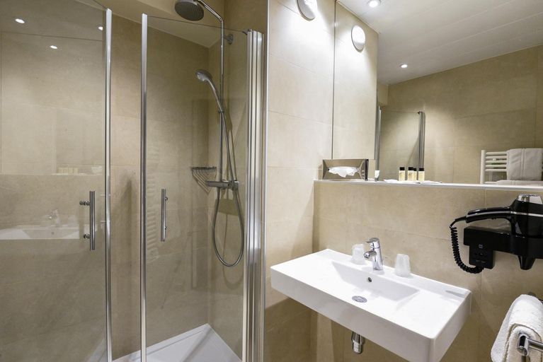 Bathroom 4, Hotel Vacances Bleues Royal Westminster, Alpes-Maritimes