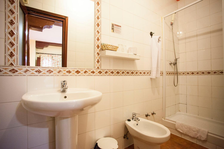 Bathroom 2, Hostal Castilla, Madrid