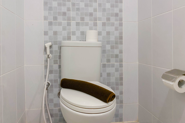 Bathroom 5, Minimalist and Simply Look Studio Tokyo Riverside PIK 2 Apartment By Travelio, Tangerang