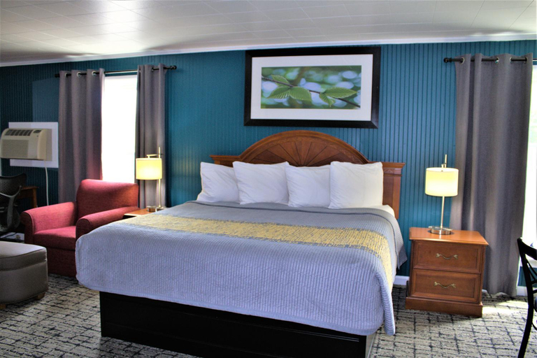 Bedroom 2, Hometowne Inn & Suites, Scott