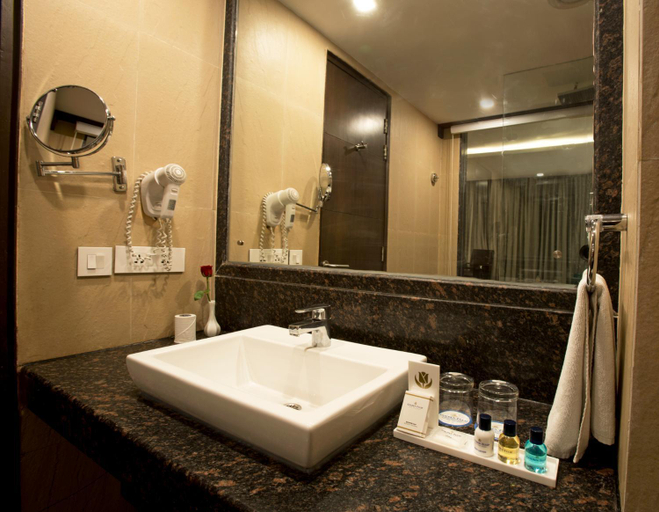 Bathroom 5, Golden Tulip Chandigarh - Panchkula, Panchkula