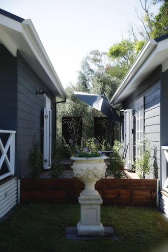Others 3, Hamptons In Rye Blue Cottage 3 Mins from Hot Springs!, Melbourne