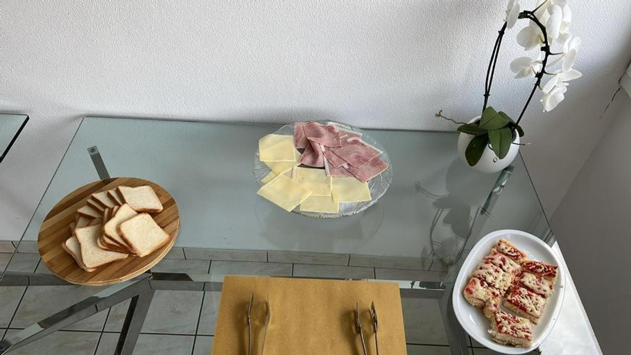 Food & Drinks 19