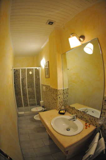 Bathroom 3, Hotel Atlantic, Massa Carrara