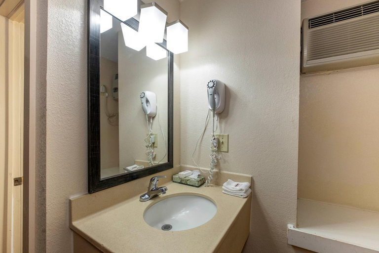 Bathroom 4, Red Roof Inn Neptune - Jersey Shore, Monmouth