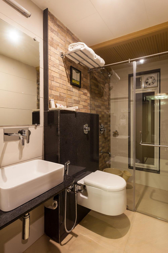 Bathroom 3, Hotel Chaitali, Kolhapur