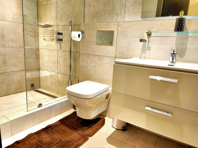 Bathroom 4, Elegant 2Bed Gem-5star Service-Pools-Gym, Accra