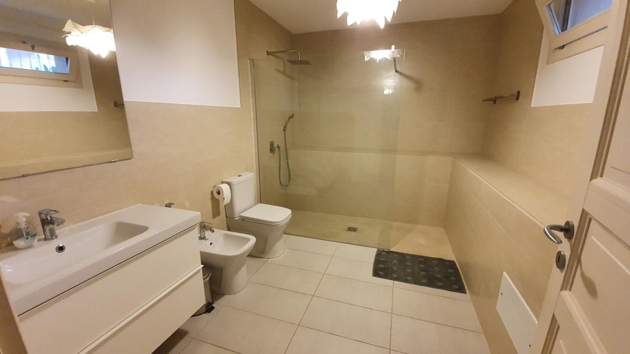 Bathroom, villa Bismarkia, Syracuse
